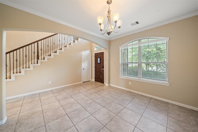 Building Photo - 667 Oak Cir Dr E