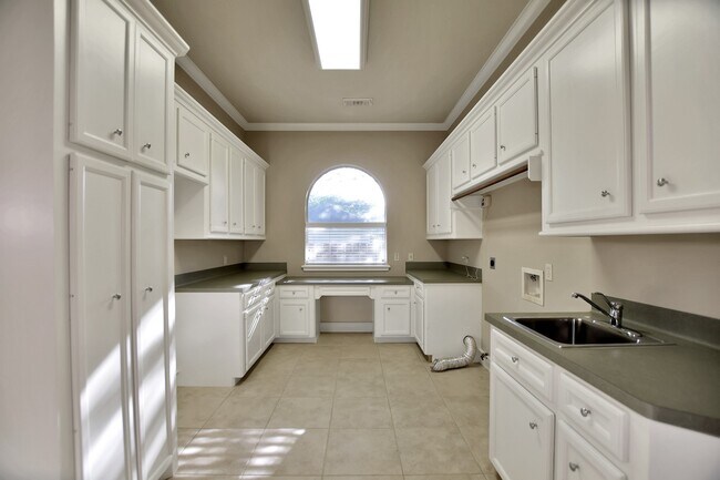 Building Photo - 6615 Butler Oaks Ct