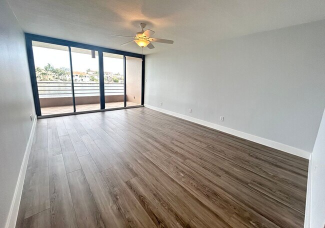 Building Photo - Beautifully Remodeled 2/2 Waterfront Unit in Gated Community!