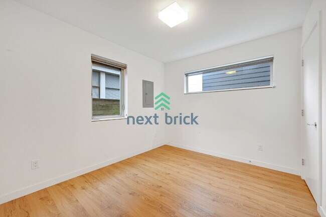Building Photo - A beautiful 3 bed and 2 bathroom townhouse for rent