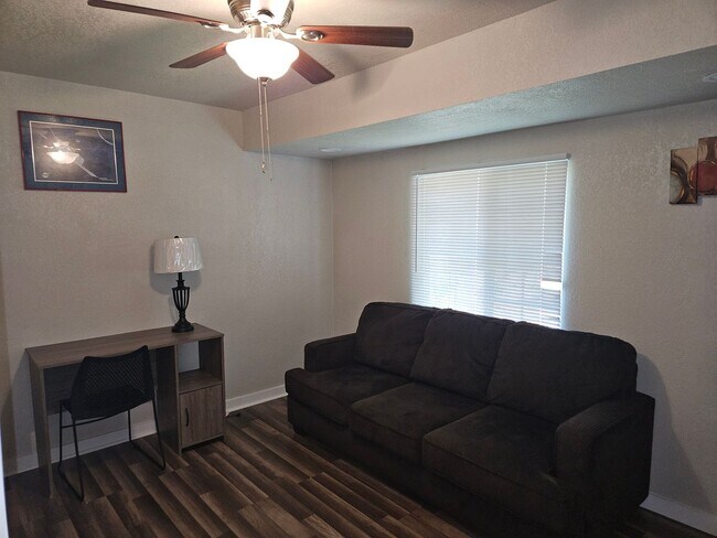 Building Photo - LARGE 4 BEDROOM 3 BATH FULLY FURNISHED HOUSE