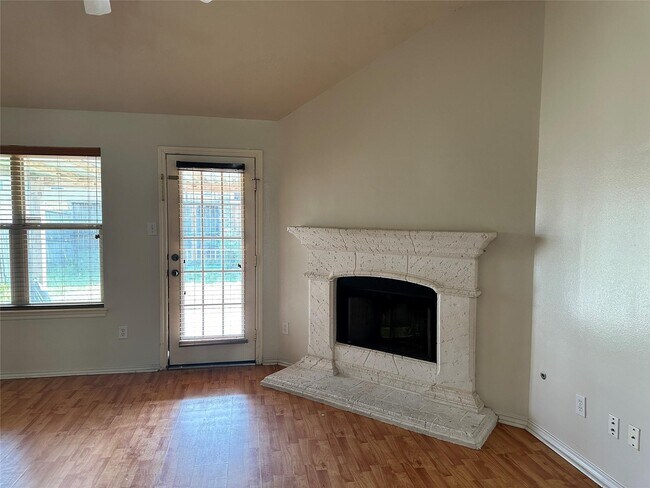 Building Photo - 4527 Estate Dr