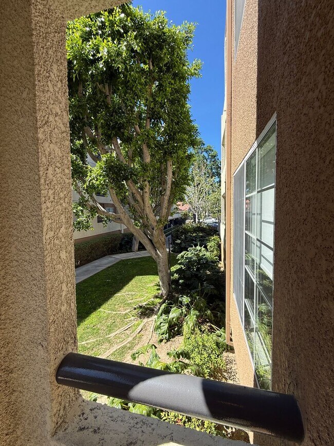 Building Photo - Modern 1BD/1BA Condo at The Met Warner Center! Ready for Move-In!