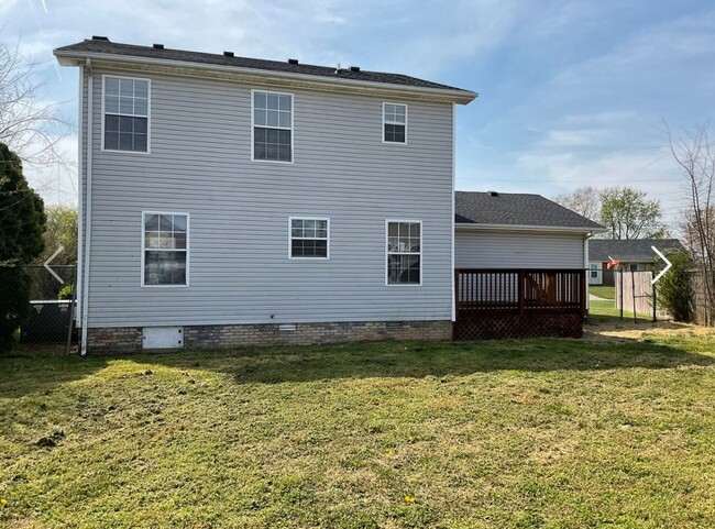 Building Photo - 3 Bedroom 2 Bathroom Home with Fenced in B...