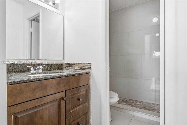 Building Photo - 810 SW 129th Pl