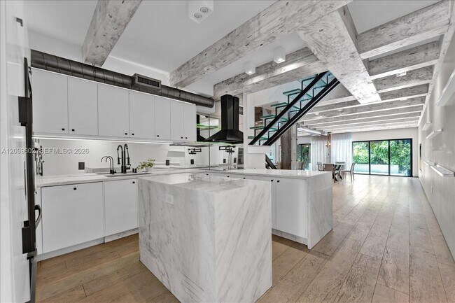 Building Photo - 6011 N Bayshore Dr