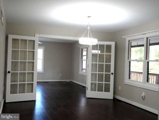 Building Photo - 814 Rustic Ln