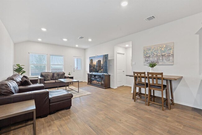Building Photo - 269 Frogmore Lp