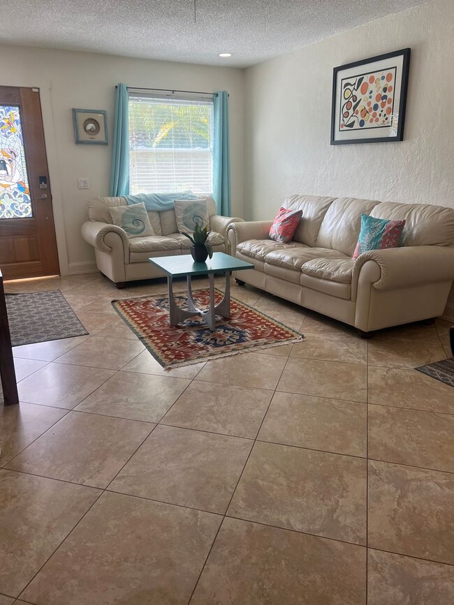 Building Photo - Spacious 4/3 FURNISHED POOL home with room...