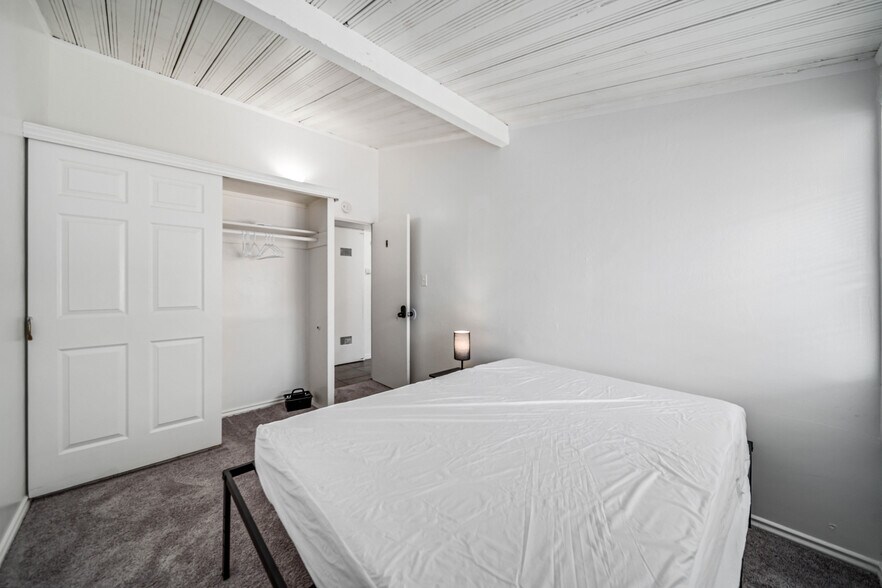 Rooms for Rent-Room 2 - 45426 10th St W