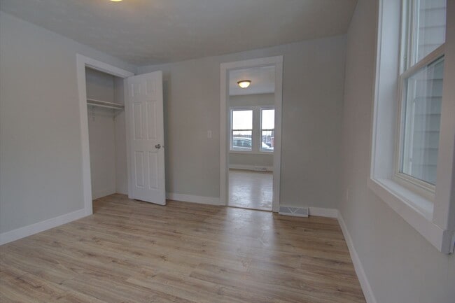 Building Photo - 2 BED 1 BATH HOUSE FOR RENT