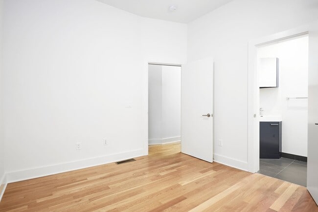 Building Photo - Sleek and modern 2 bed/2 bath in the heart...