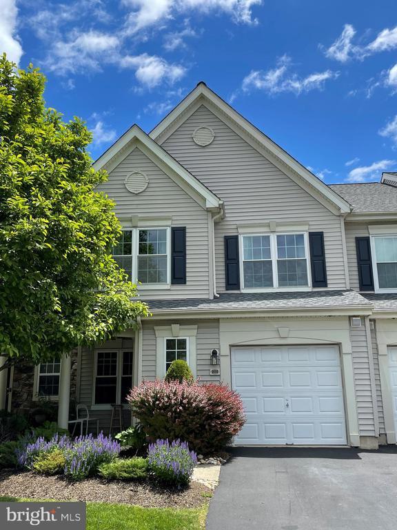 Building Photo - 202 Oaktree Ct