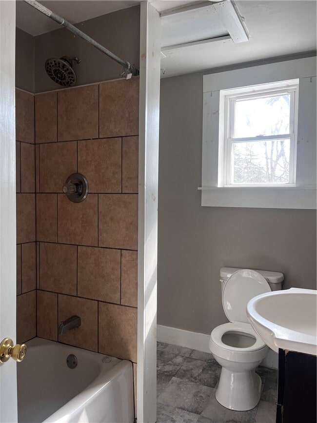 Building Photo - 114 E Main St