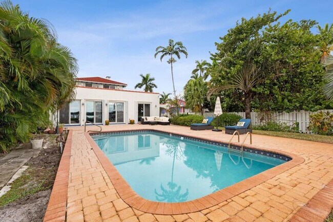 Building Photo - 114 S Lake Dr