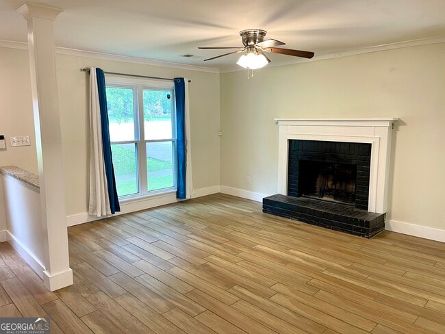 Building Photo - 696 Redland Dr