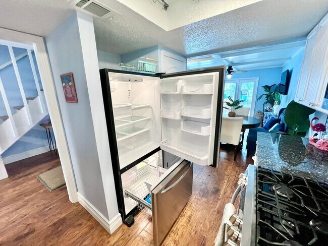 Building Photo - Beautiful 2 Bedroom Townhome in NSB with p...