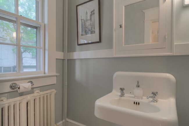 Building Photo - 207 Otey St