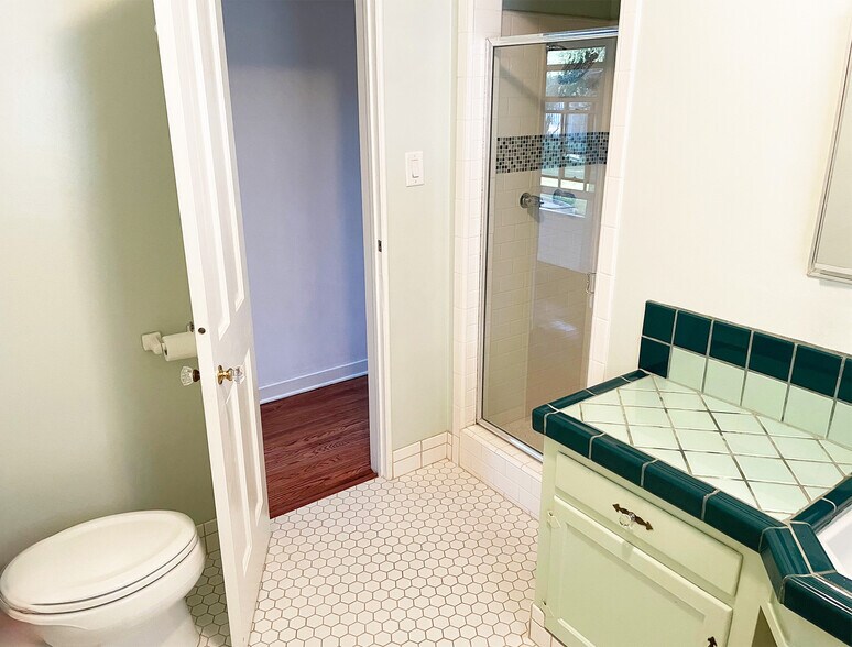 Full Bathroom with separate shower - 15341 Cohasset St