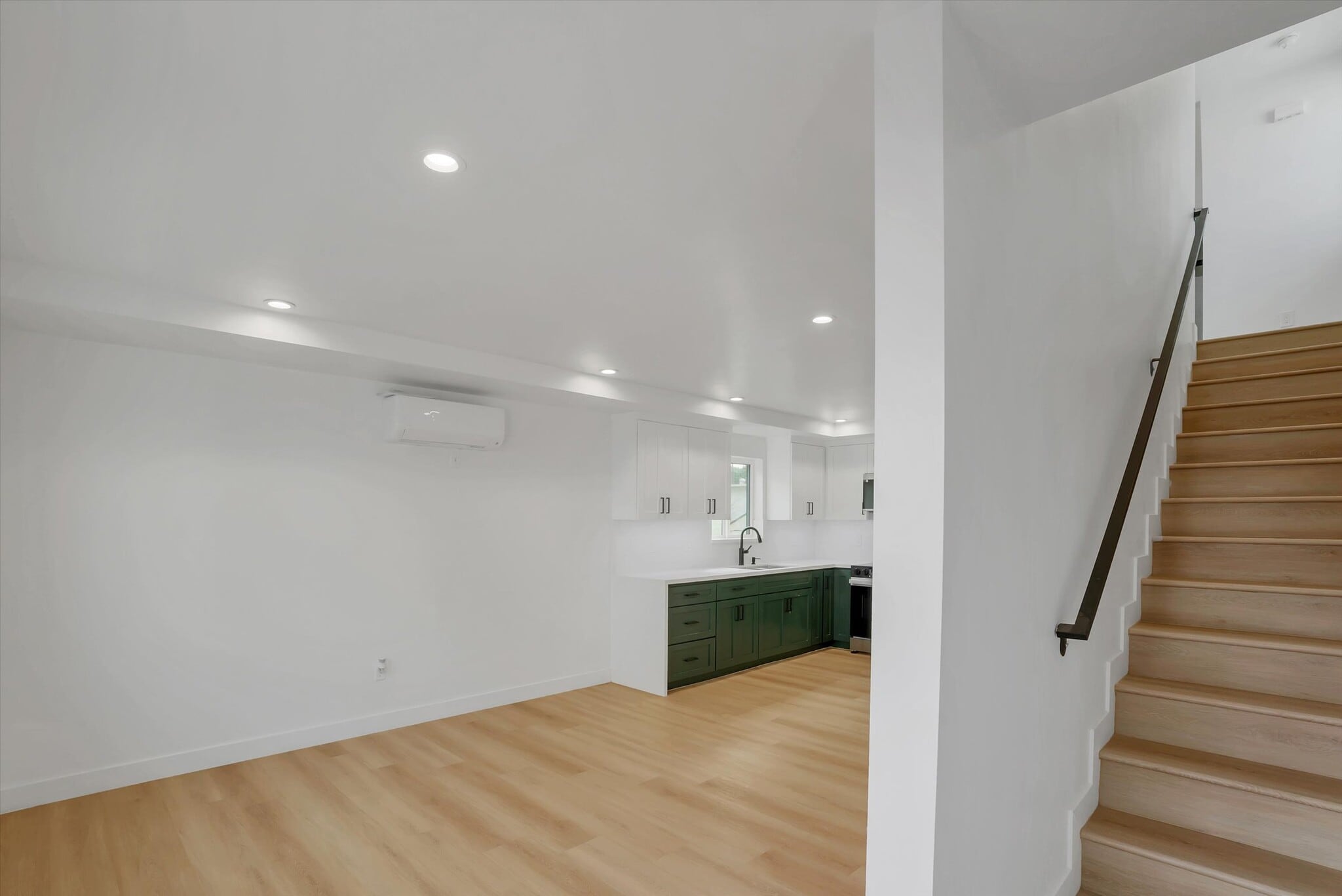 Building Photo - 2116 E 2nd St