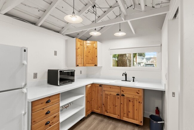 Building Photo - Cozy Studio in West Linn