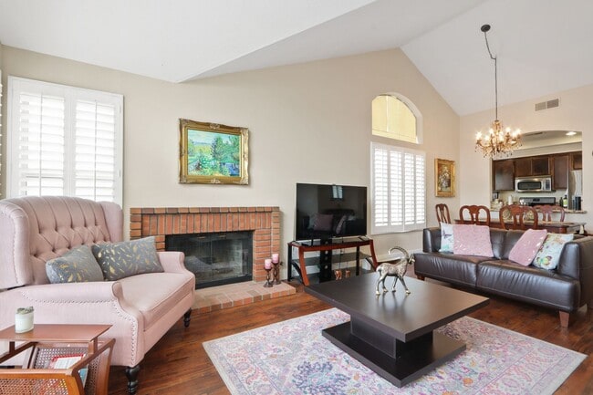 Building Photo - Beautiful Orange County Upstairs Condo! Must See!!