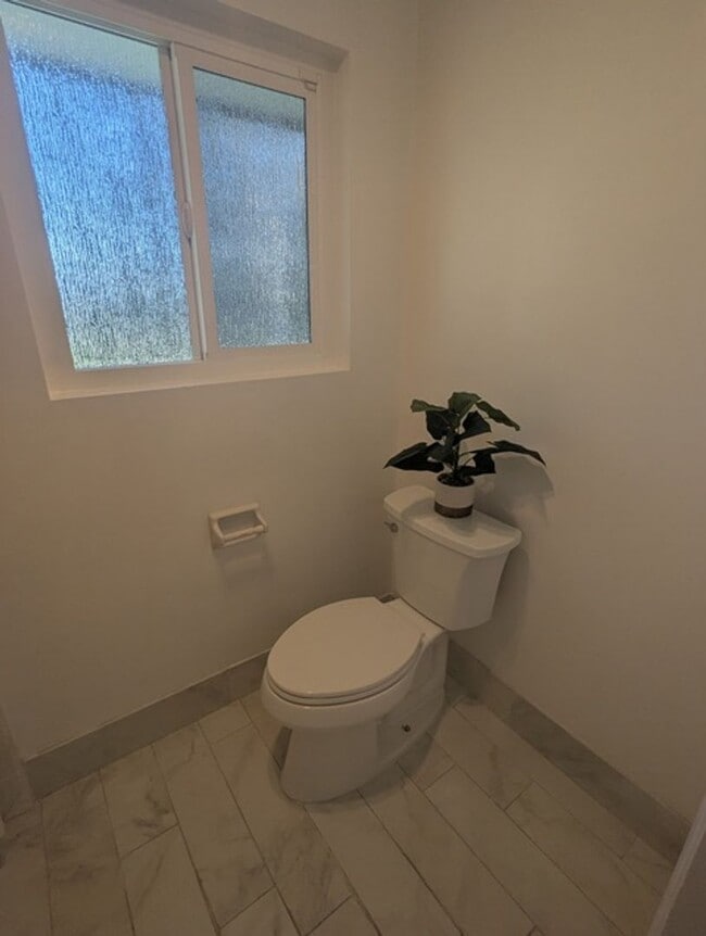 Building Photo - 3 Bed - 2 Bath House with Solar & Mountain...