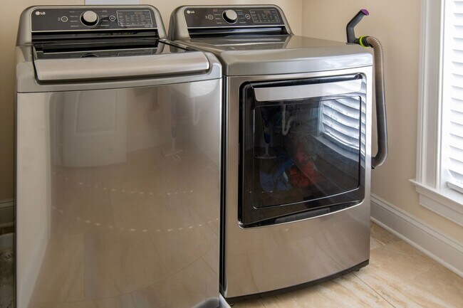 Building Photo - 6883 Birmingham Dr