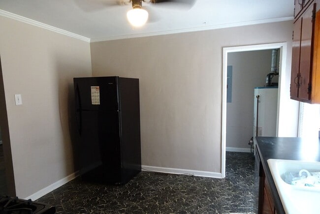 Building Photo - 3 Bedroom 1 Bath Rancher Rental in North H...
