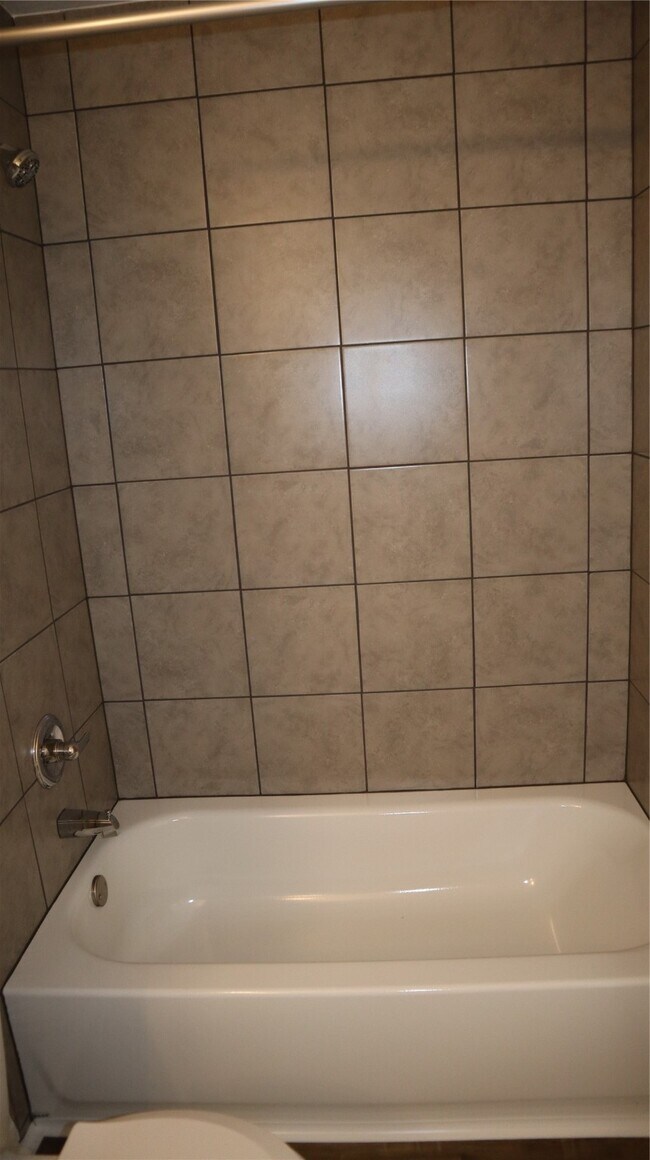 Building Photo - 6 Regency Ln