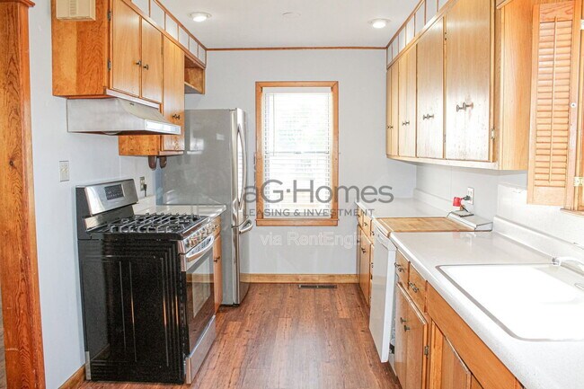 Building Photo - 317 W Peach St
