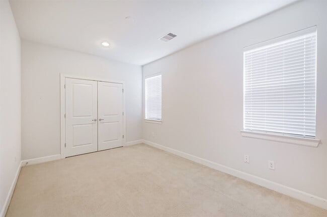 Building Photo - 946 W 18th St