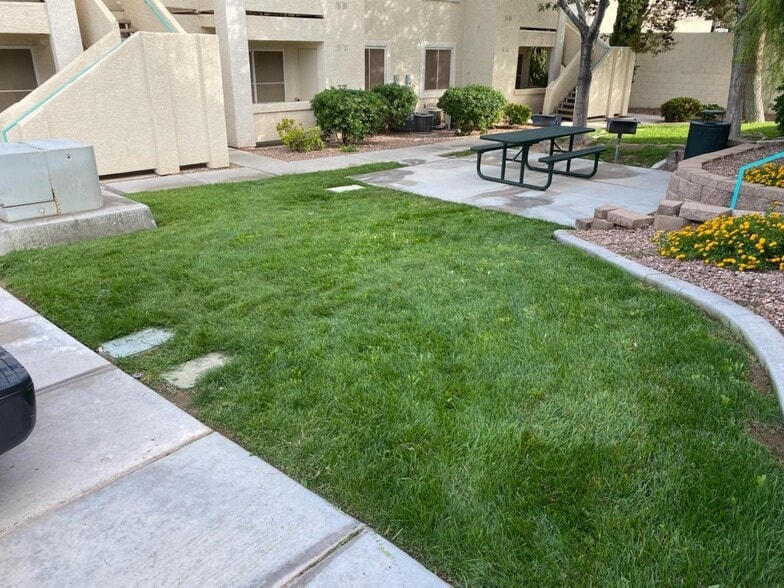 Building Photo - 3440 Lindell Rd