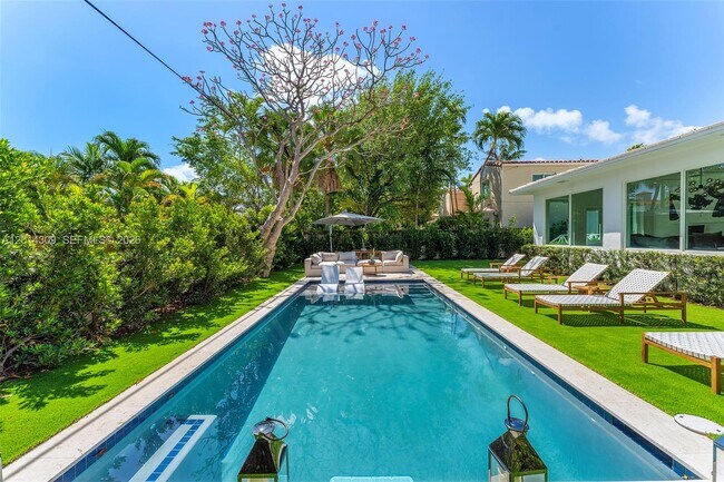 Building Photo - 6145 La Gorce Dr