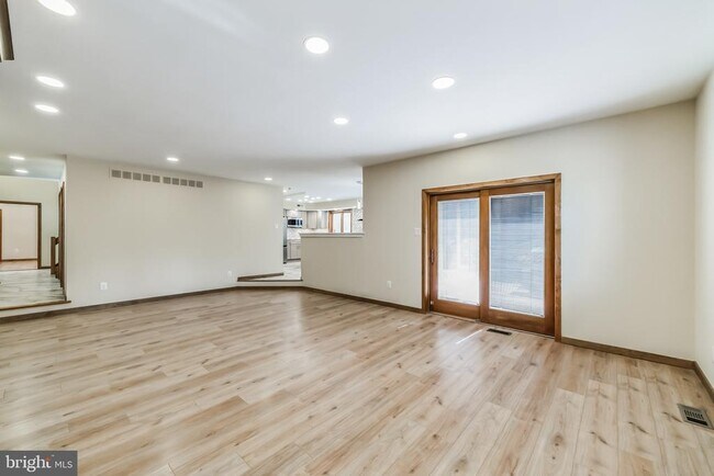 Building Photo - 468 Long Ln