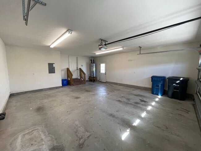 Building Photo - Immaculate and Move In Ready on Newport!