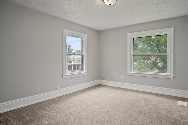 Building Photo - 117 Kenwood Ave