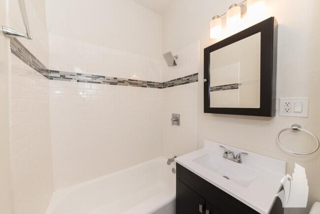 Building Photo - 1 bedroom in Chicago IL 60625