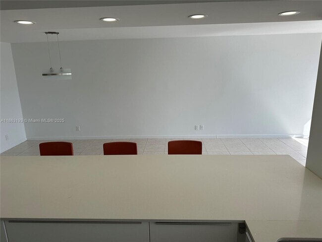Building Photo - 400 Leslie Dr