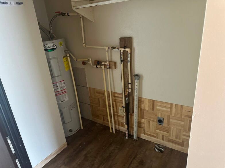 Building Photo - 1033 Lakeshore Dr