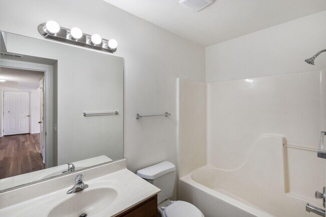 Building Photo - 1725 Louise Cir