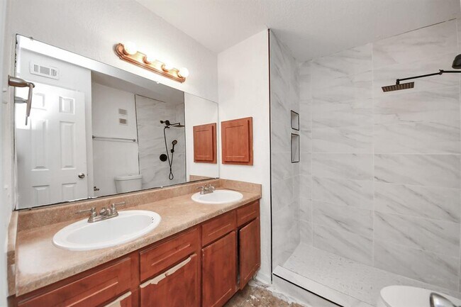 Building Photo - 8100 Creekbend Dr