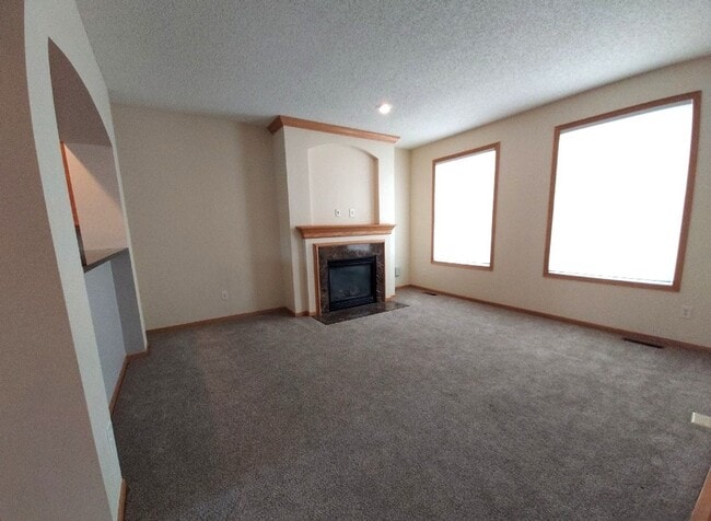 Building Photo - Great 3 Bedroom Townhome in Dancing Waters of Woodbury