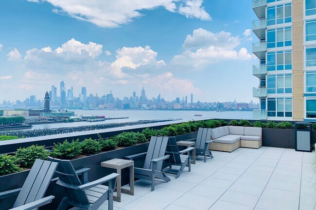 Building Photo - 2 Shore Ln