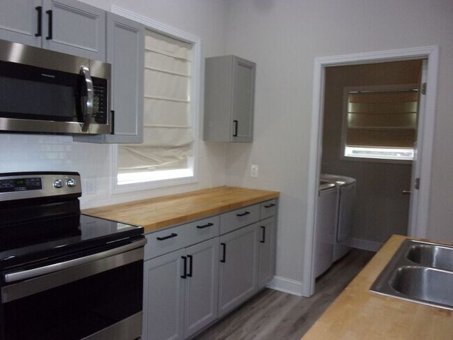 Building Photo - Beautifully Renovated 2 Bedroom 1 Bath Home - Minutes to Downtown Rock Hill