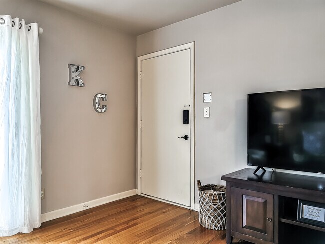 Building Photo - 1207 W 45th St