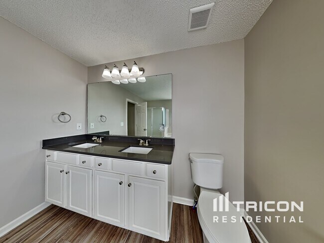 Building Photo - 2208 Ballingarry Dr