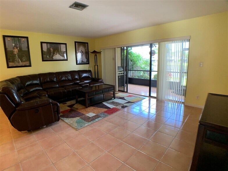 Building Photo - 3453 Carambola Cir S