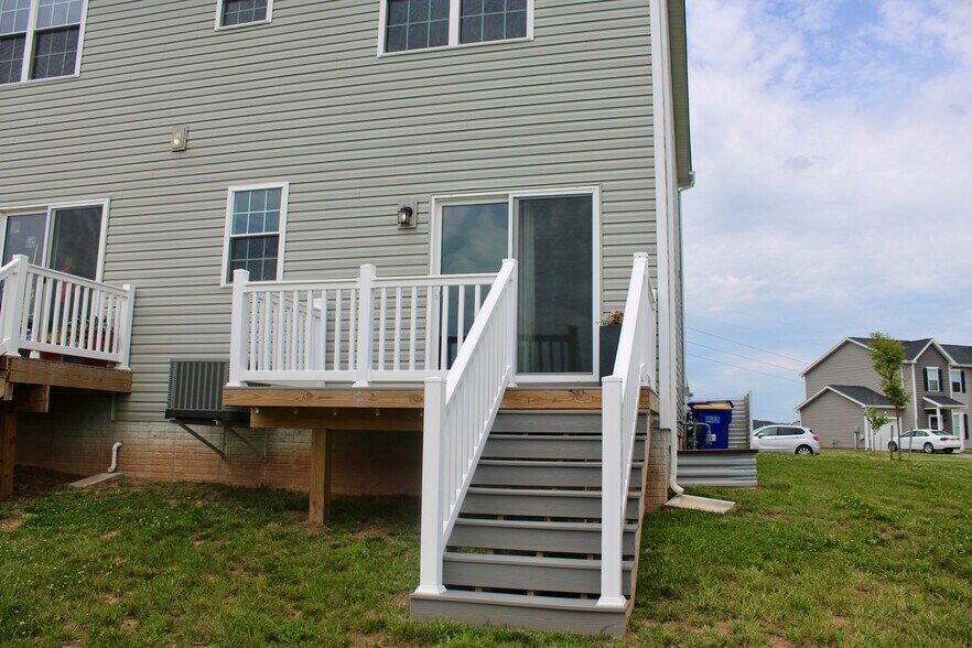 Building Photo - 3764 Castle Dr