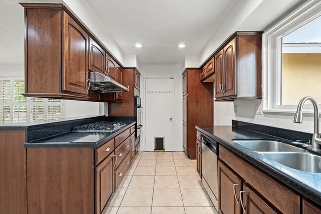Building Photo - Beautifully Renovated 3BR/2BA Single-Story...